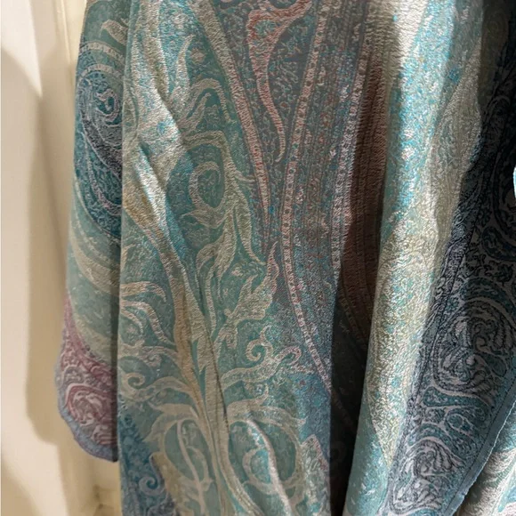 Met Museum Elegant Paisley Women's silk / wool blend Shawl roughly 27”x80” - Picture 2 of 10